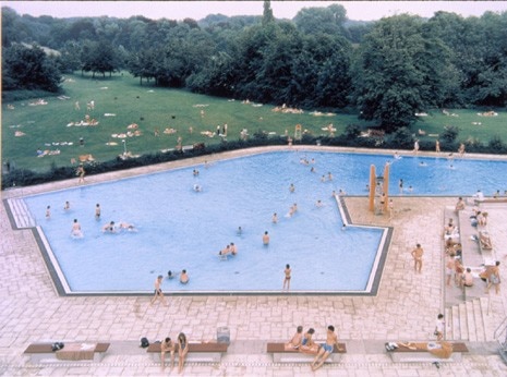 Andreas Gursky, <i>Swimming Pool</i>, Ratingen, 1987; © Andreas Gursky. Courtesy Matthew Marks Gallery, New York, and Monika Sprüth Galerie, Cologne
