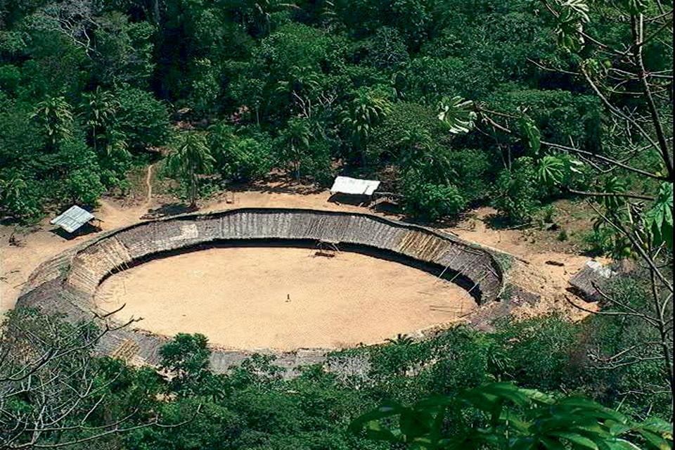 Cover: Pierre Restany, photography by Pino Guidolotti. Here: The watoriki, the Yanomami’s collective roundhouse. Photo copyright © Wolfgang Staehle Cover: Pierre Restany, photography by Pino Guidolotti. Here: The watoriki, the Yanomami’s collective roundhouse. Photo copyright © Wolfgang Staehle