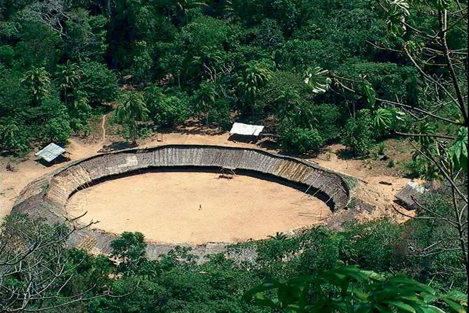 Cover: Pierre Restany, photography by Pino Guidolotti. Here: The watoriki, the Yanomami’s collective roundhouse. Photo copyright © Wolfgang Staehle