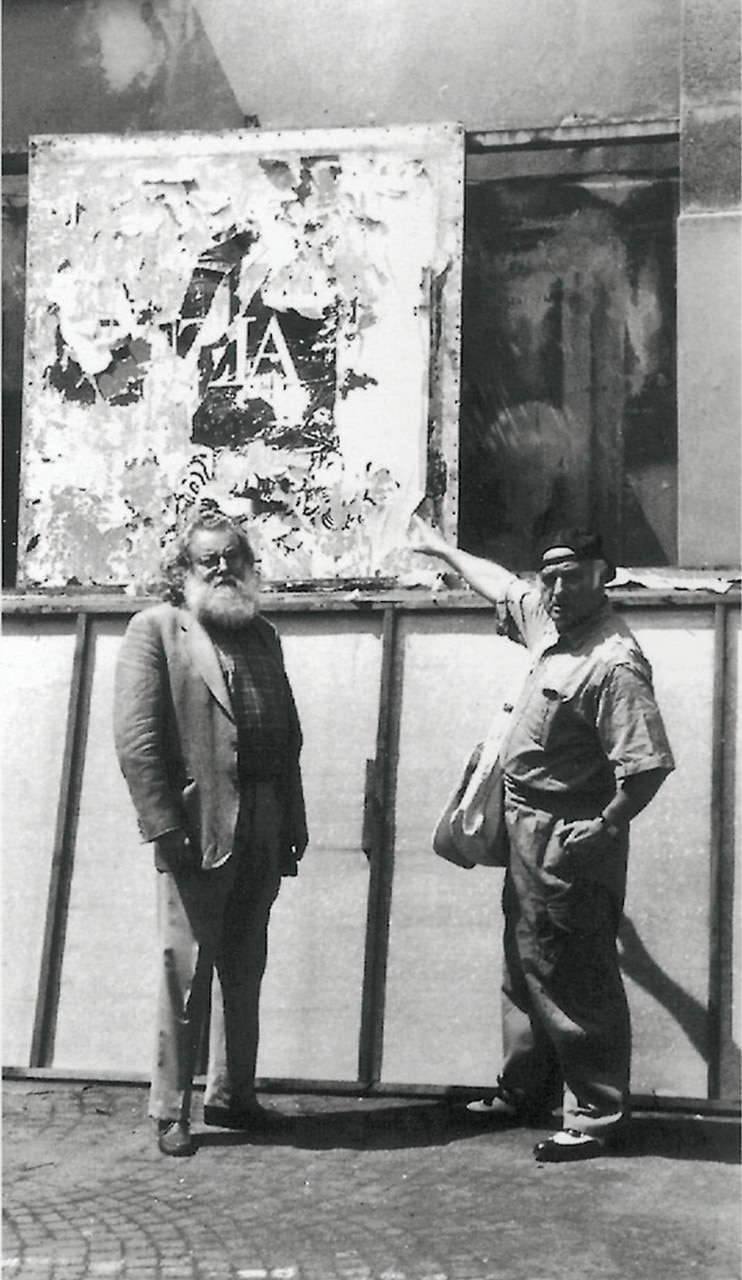 Restany with Mimmo Rotella in Milan, 1987