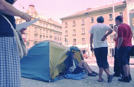 On the same day of the inauguration, the Radek Community group of activists, who were camped in a tent outside the Gallery, began a hunger strike. Photo Bruna Ginammi

