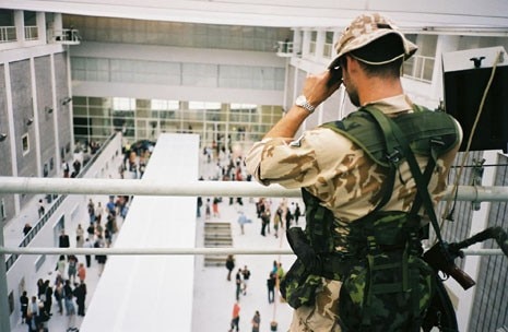 Gianni Motti requested for the opening day the presence of American soldiers to keep the situation under control from the top of the Gallery. His object was to create a sort of collective unease, conveyed by present anxiety surrounded by phantoms of an all too recent past

