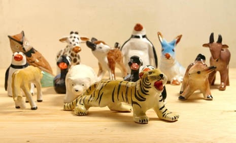 Surasi Kusolwong, “Bellissimo Garden”. Surasi sent the organisers of the Biennale some small animals found at the Sunday Market in Bangkok. The animals were then reproduced and enlarged by the students of the 'Arturo Martini' art school in Savona
