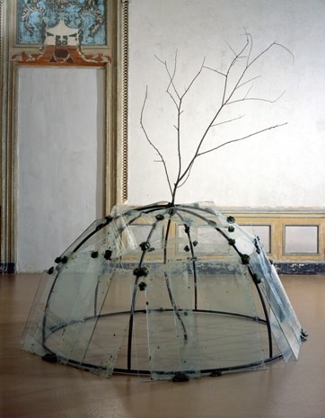 Mario Merz, <i>Igloo con albero</i>, 1968-1969, Collezione Margherita Stein, Fondazione CRT progetto Arte Moderna e Contemporanea. Deposito permanente Castello di Rivoli, GAM