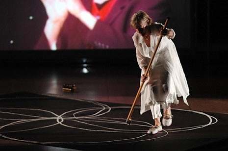 Joan Jonas Performance 本 Joan Jonas's new performance - Domus