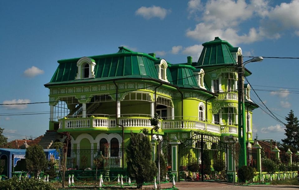 Kastello, Palaces of the Roma in Romania
