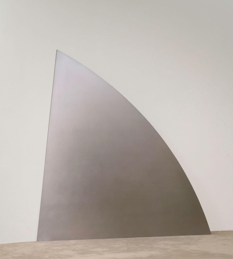 <i>Wright Curve 1996</i><br>
Steel<br>
115 x 115 x 1 1/2 inches (292.1 x 292.1 x 3.8 cm)<br>
The Solomon R. Guggenheim Museum, New York, <br>gift of the artist<br>
Photo courtesy the Solomon R. Guggenheim Museum