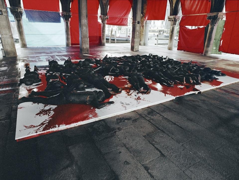 Vanessa Beecroft, <i>VB 61 Still Death! Darfur Still Deaf </i>, Venice 2007, 127x170 cm.