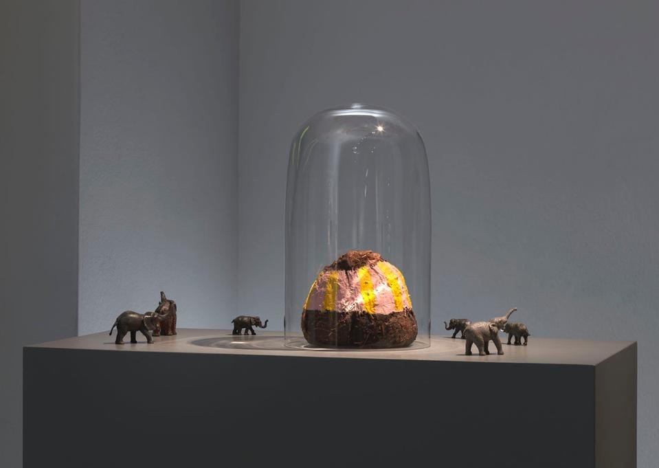 David Hammons, <i>Untitled</i>, nd
painted dung, toy elephants, 
glass jar dung (courtesy of neugerriemschneider, Berlin; 
photos by Jens Ziehe, Berlin).