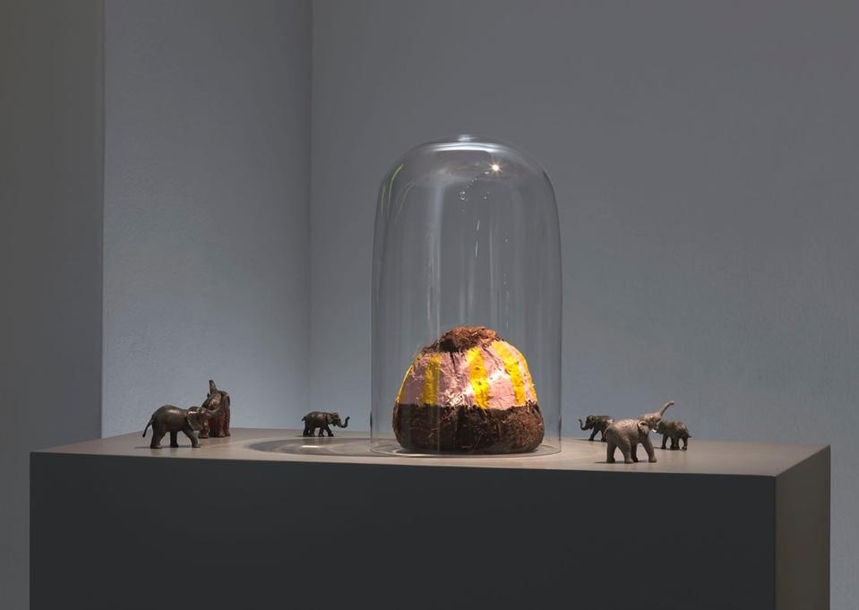 David Hammons, <i>Untitled</i>, nd
painted dung, toy elephants, 
glass jar dung (courtesy of neugerriemschneider, Berlin; 
photos by Jens Ziehe, Berlin).