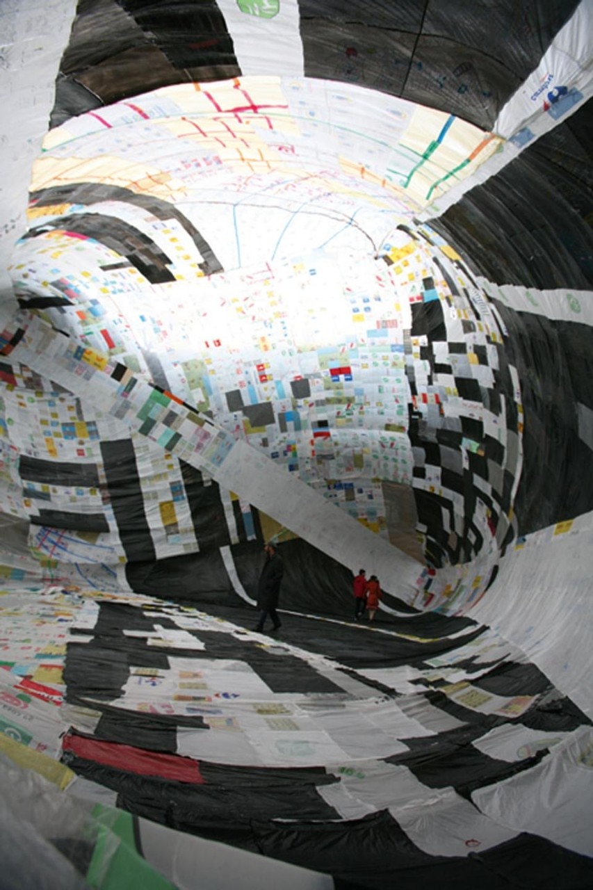 The Museun Aerosolar,
a collective artwork initiated by Tomás Saraceno
and developed in cooperation with Isola Art
Center, Milan The Museun Aerosolar,
a collective artwork initiated by Tomás Saraceno
and developed in cooperation with Isola Art
Center, Milan