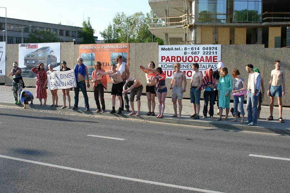 Human-chain of swimming enthusiasts, action at the former site of
Žalgiris swimming pool, Vilnius 2005
