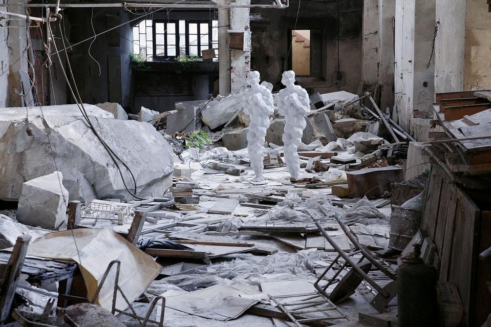 Antony Gormley, 2 x 2, 2010. Carrara
marble, 185 x 50 x 35 cm each. Courtesy
of Antony Gormley and Galleria Continua,
San Gimignano/Beijing/Le Moulin. Photo
Benvenuto Saba
