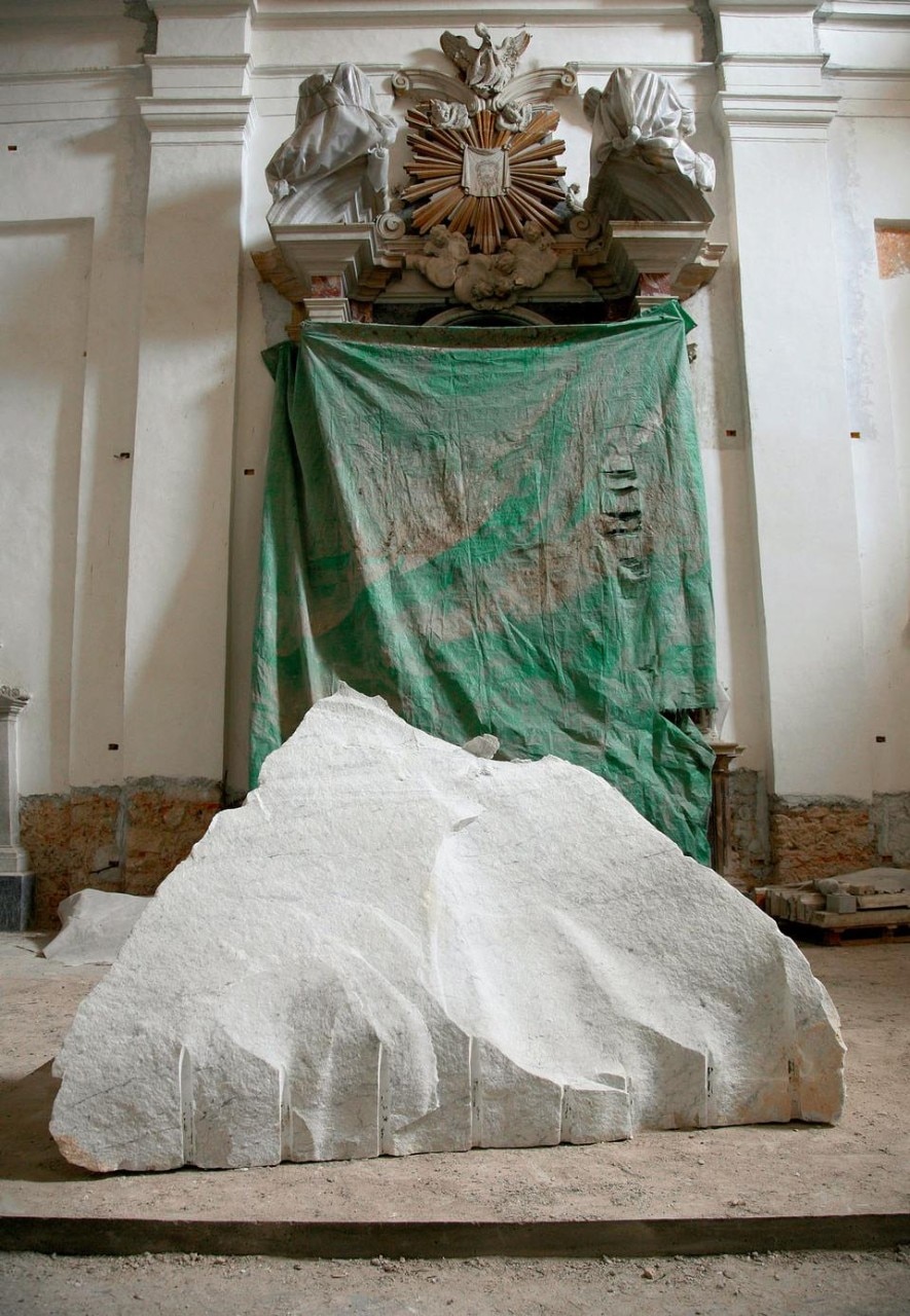 Giorgio Andreotta Calò,
<i>Per ogni lavoratore morto</i>, (“For Every
Dead Worker”), 2010.
Carrara marble, 250 x
130 x 80 cm, site-specific
installation at the Santa
Maria delle Lacrime
Church, Carrara. Photo
Benvenuto Saba