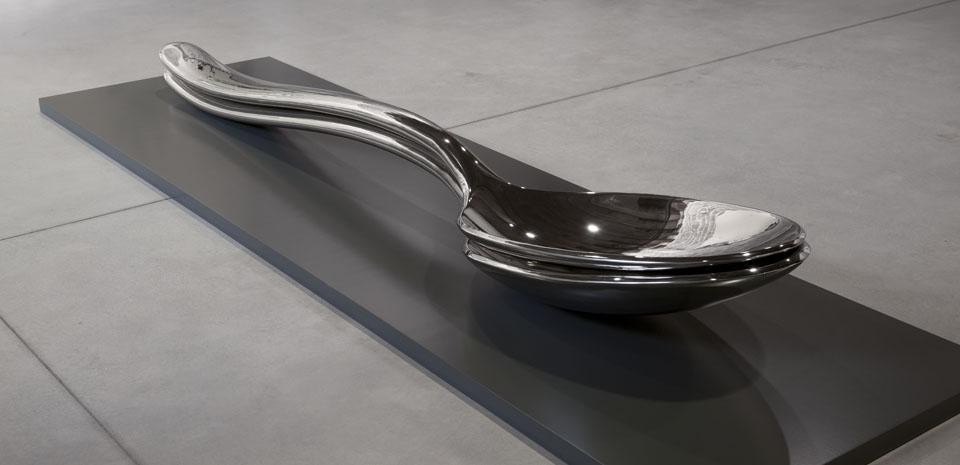 Subodh Gupta, <i>Spooning,</i> 2009. Stainless steel, 2 parts,
33.9 x 274.9 x 52 cm. © Subodh Gupta, courtesy the artist and Hauser & Wirth.
© Palazzo Grassi.