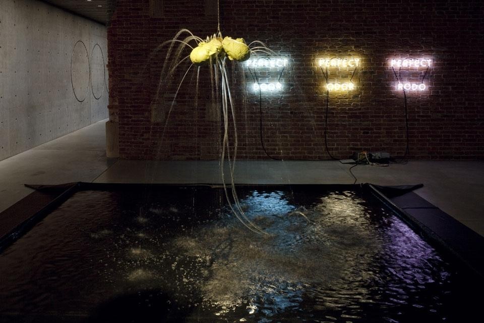 Bruce Nauman, <i>3 Heads Fountain,</i> 2005.
Epoxy resin, fiberglass, wire, plastic tubes, water pump, wood basin, ruber pond lined
Element, 24.5 x 53.3 x 53.5 cm.<br />
<i>Perfect Door, Perfect Odor, Perfect Rodo,</i> 1965. Neon tubing with clear glass tubing, suspension frames. 3 parts, 54.4 x 73.3 x 5.7 cm. B. Nauman by SIAE 2011. © Palazzo Grassi.