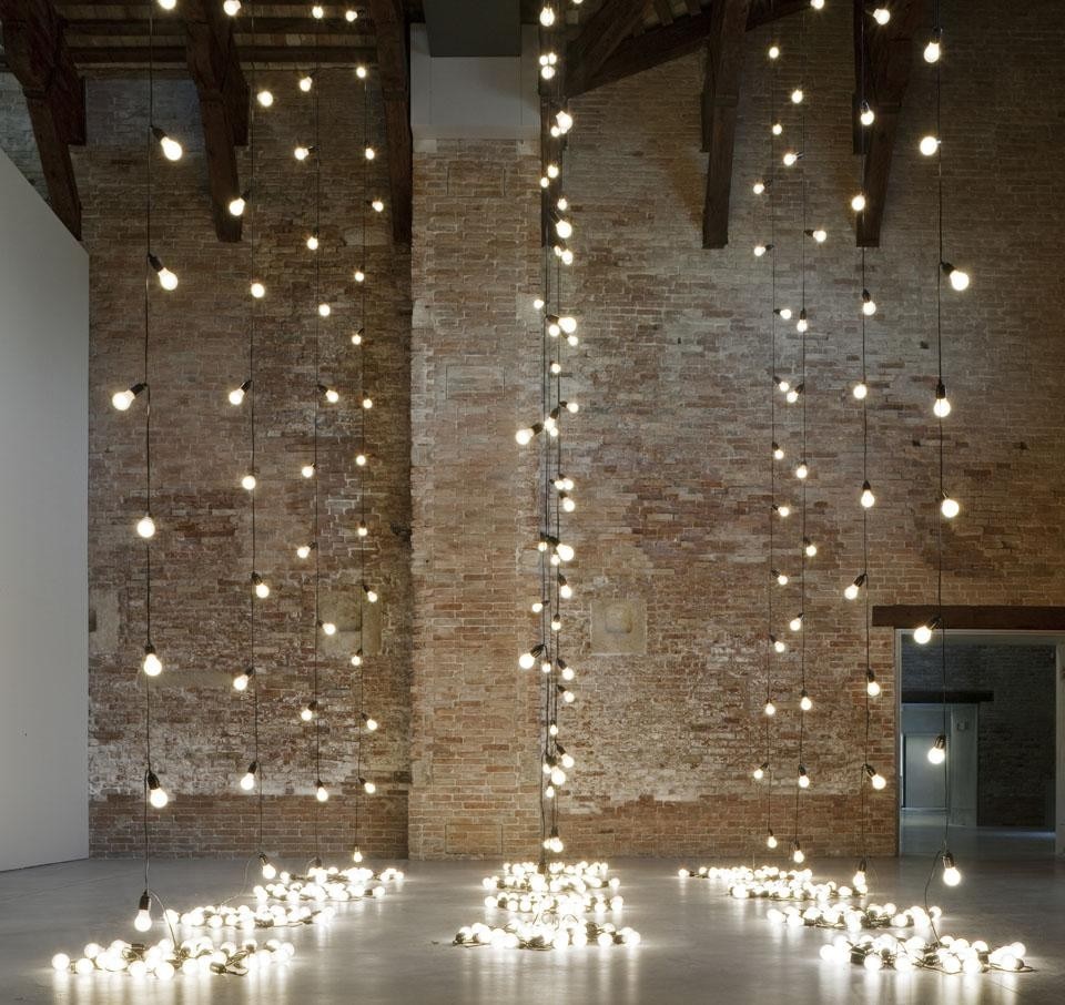 Sturtevant, <i>Felix Gonzalez-Torres, AMERICA AMERICA,</i> 2004. Light bulbs, rubber light sockets and cords, dimensions variable. Courtesy Sturtevant © Palazzo Grassi. Top: Charles Ray, <i>Boy with Frog,</i> 2005-2007. Painted steel, 247 x 91 x 96.5 cm. © Charles Ray / Courtesy Matthew Marks Gallery. © Palazzo Grassi.