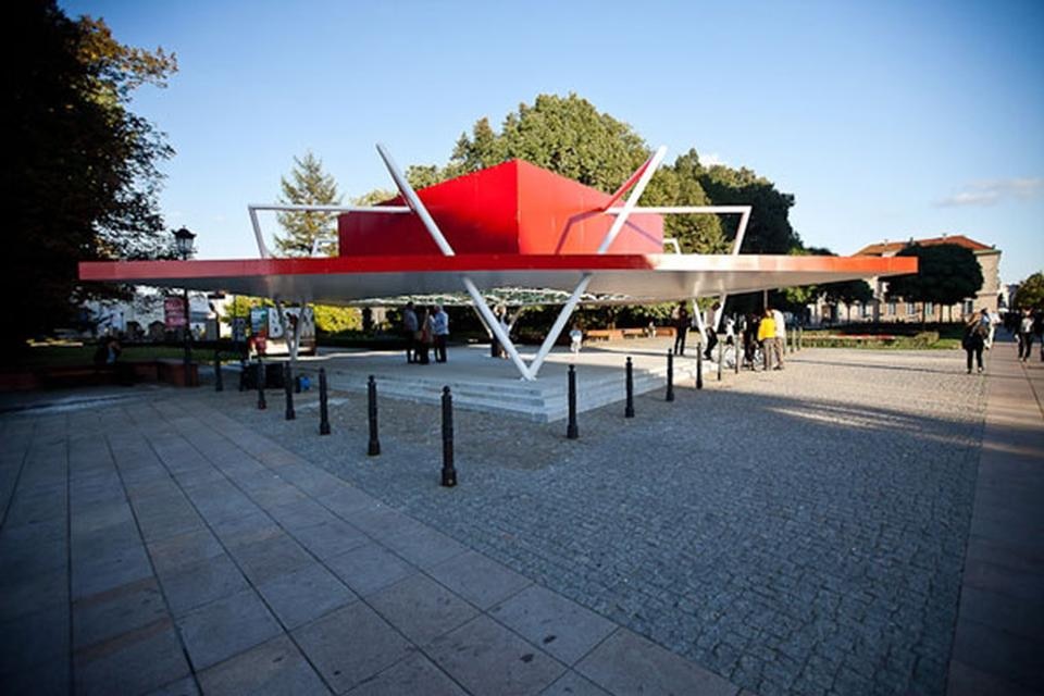 From the outside the pavilion looks like some futuristic architectural spaceship. Some would say it looks like a huge red spider. All, however, would agree that being inside that strange creature is pleasant and opens totally new virtual perspectives. Photo Bartosz Stawiarski.
