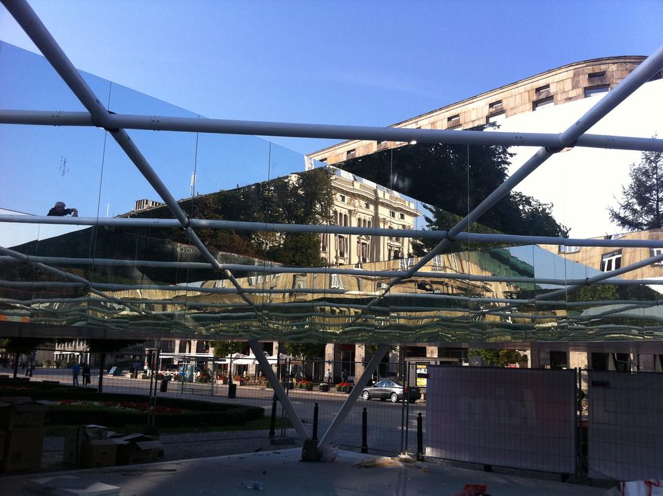 In the central part of the roof (16x16m) there is a large opening with kaleidoscopic mirrors framing it on four sides. 
