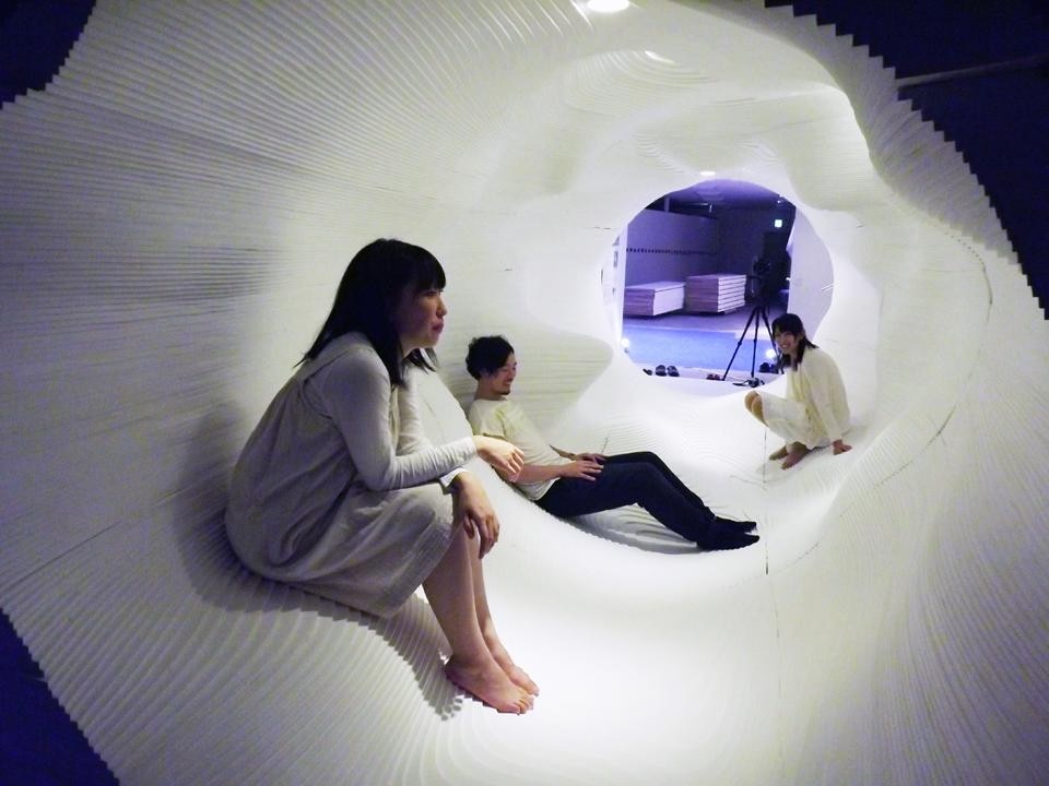 The protective image of the cave is coupled with the convenient function of the room-sofa, expressed via the sinuous curves traced by Fujiki. 