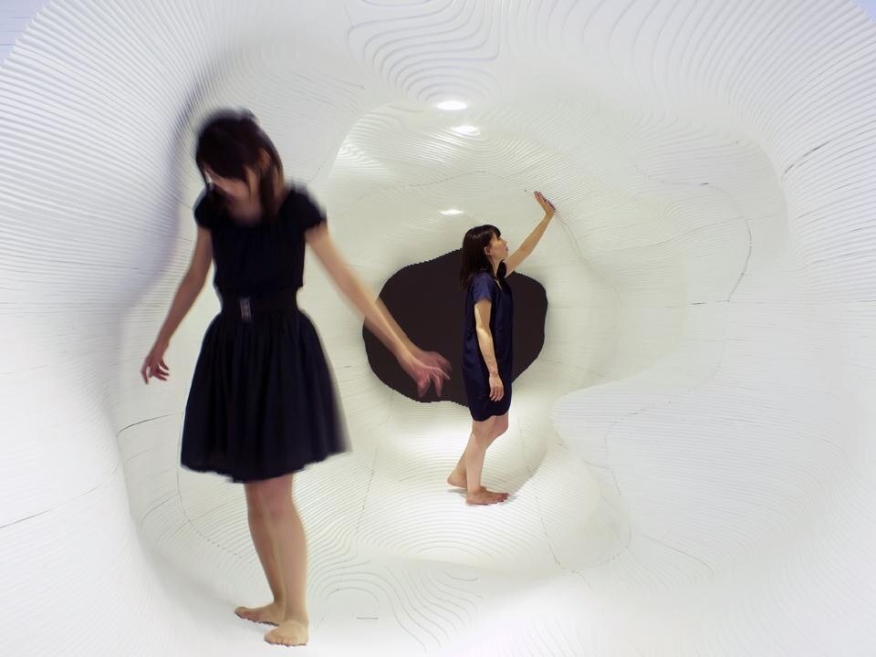 A fluidity ensues from small structures based on the relationship between natural systems and the human body. 