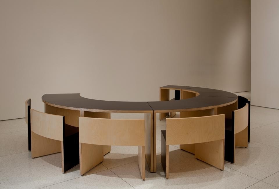 The final configuration of the furniture is horseshoe-shaped, so that people can be as close as possible to the chef who "didn't want to mediate the conversation too much", and it is as commodious as Carroll wanted