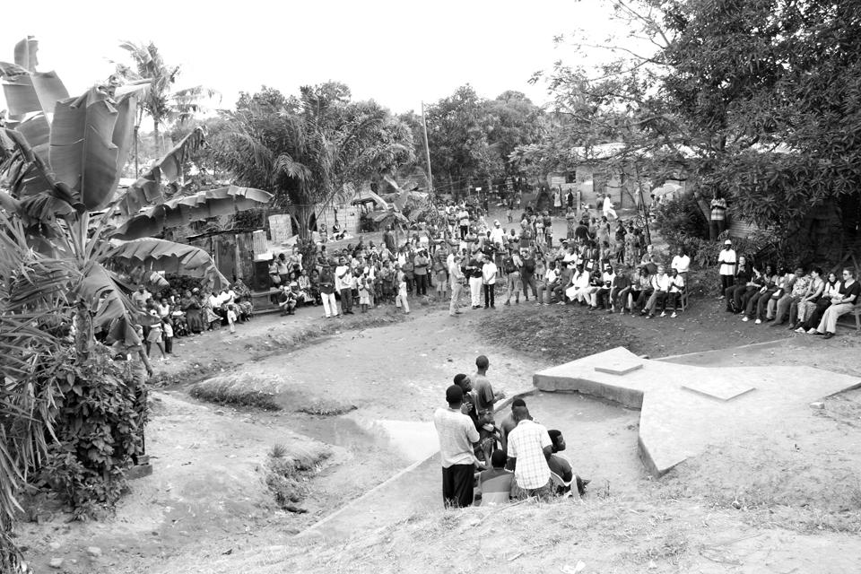 Philip Aguirre, <em>Source</em>, Ndogpassi III, Douala, 2010. Public art commissioned and produced by doual'art within SUD 2010. Presentation of the project. Photo Roberto Paci Dalò, Douala, 2010