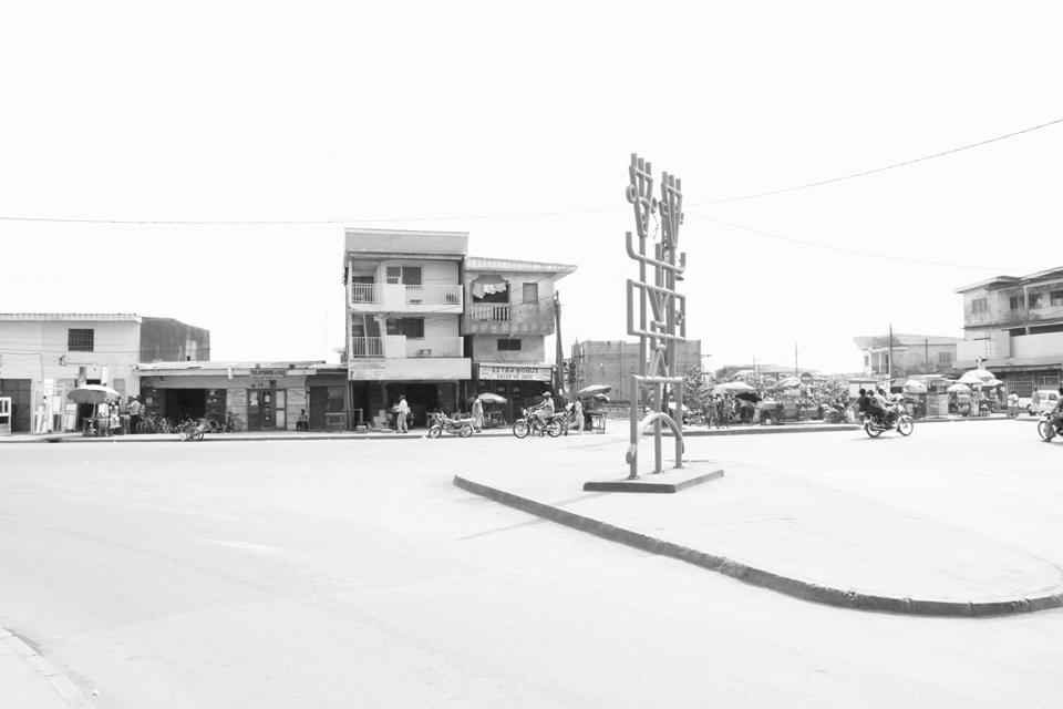 Koko Komégné, <em>Njé Mo yé</em>, Nkololoun, Douala, 2007. Public art commissioned and produced by doual'art within SUD 2007. Photo Roberto Paci Dalò, Douala, 2010
