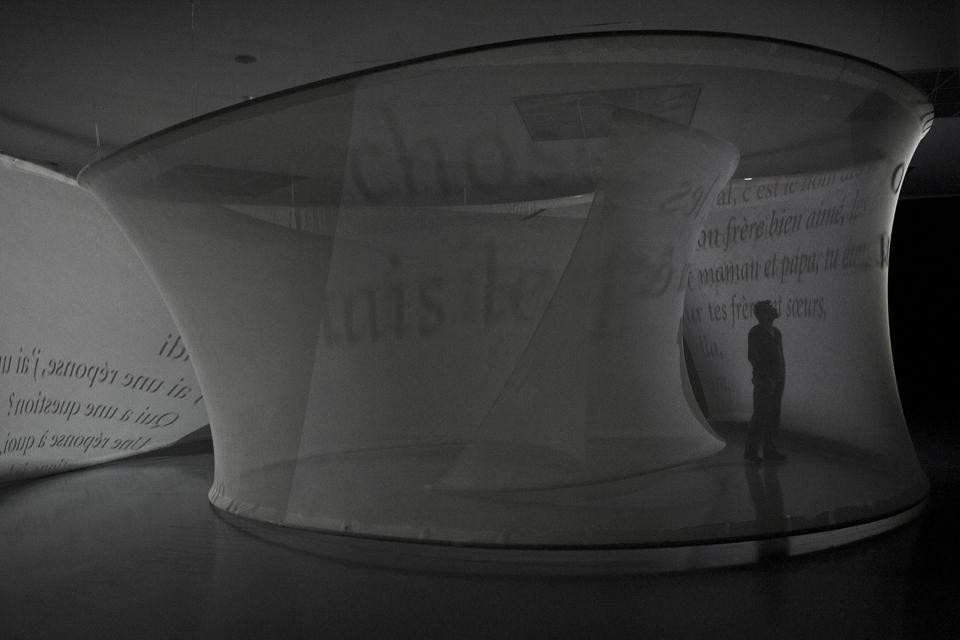 Chantal Akerman, <em>Marcher à côté de ses lacets dans une frigidaire vide</em>, 2004. Photo by MuHKA