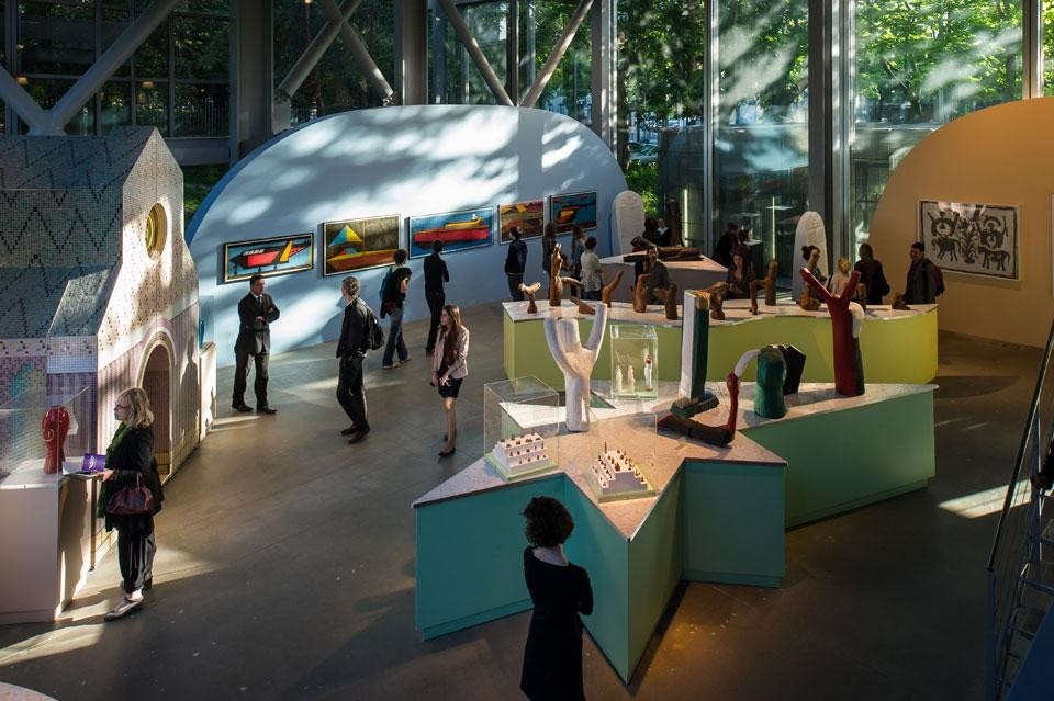 <em>Histoires de voir: Show and Tell</em> at the Fondation Cartier, exhibition design by Alessandro Mendini. Installation view