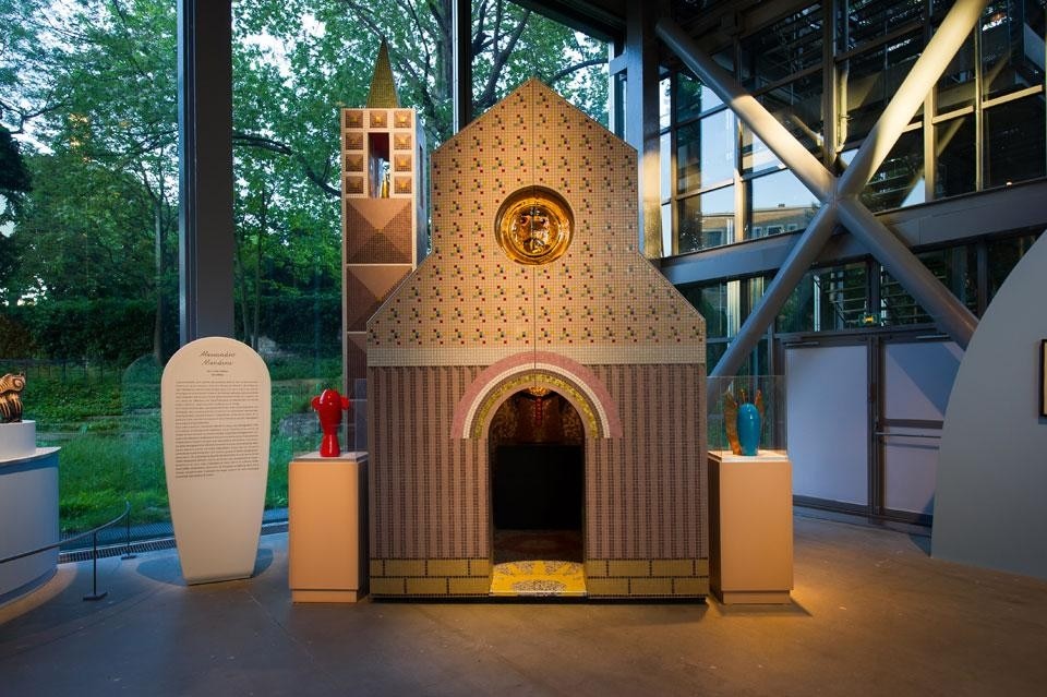 <em>Histoires de voir: Show and Tell</em> at the Fondation Cartier, exhibition design by Alessandro Mendini. Installation view