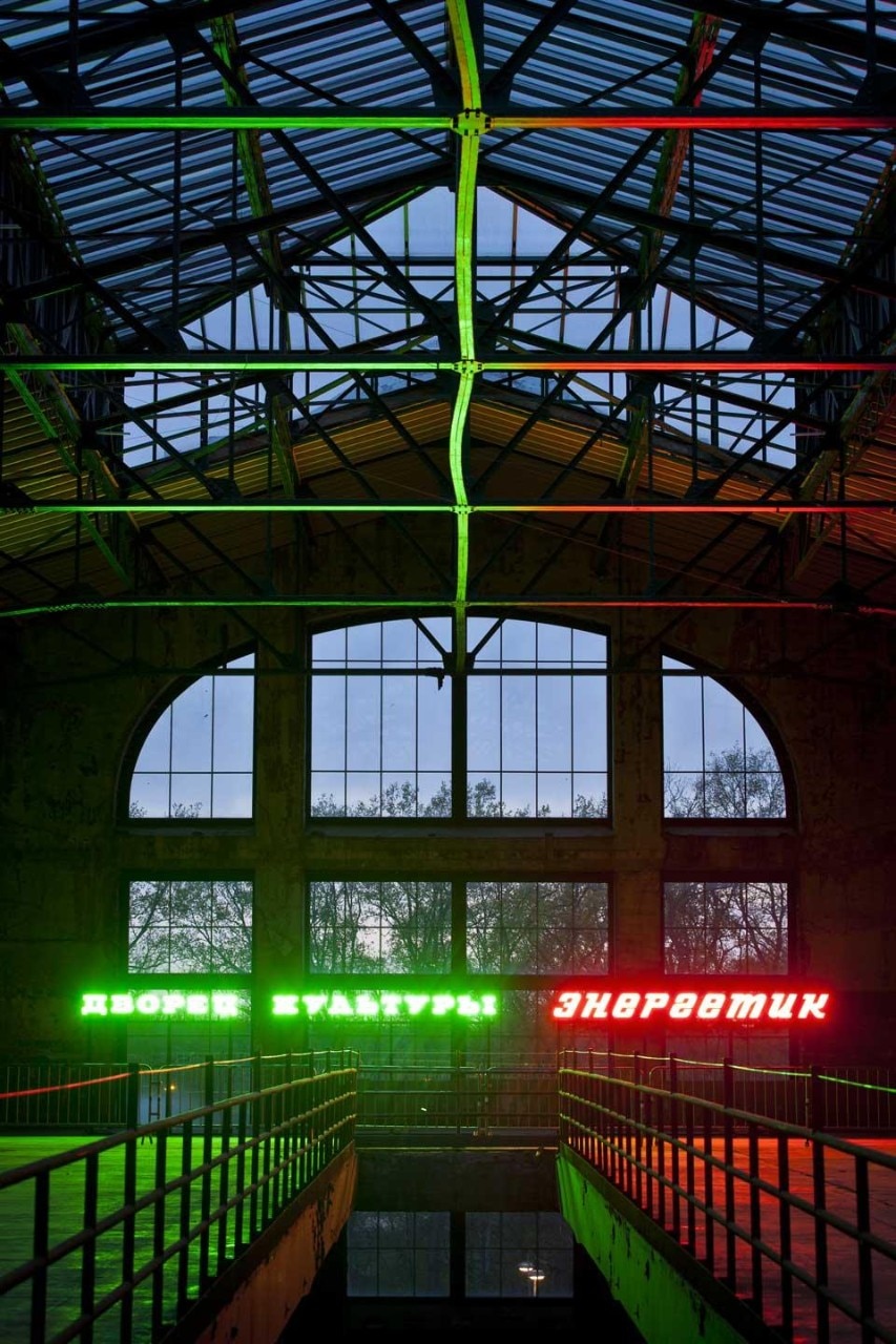 Claire Fontaine, <em>The House? of Energetic Culture</em>, 2012. Double and triple outline neon glass on aluminum characters, aluminum framework, transformers, flasher unit and cabling, 10,1 x 1,75 metres, © the artist. Supported by Neon Line, Dusty Sprengnagel. Courtesy of Air de Paris, Galerie Chantal Crousel, Paris. Commissioned by Manifesta 9. Photo by Kristof Vrancken