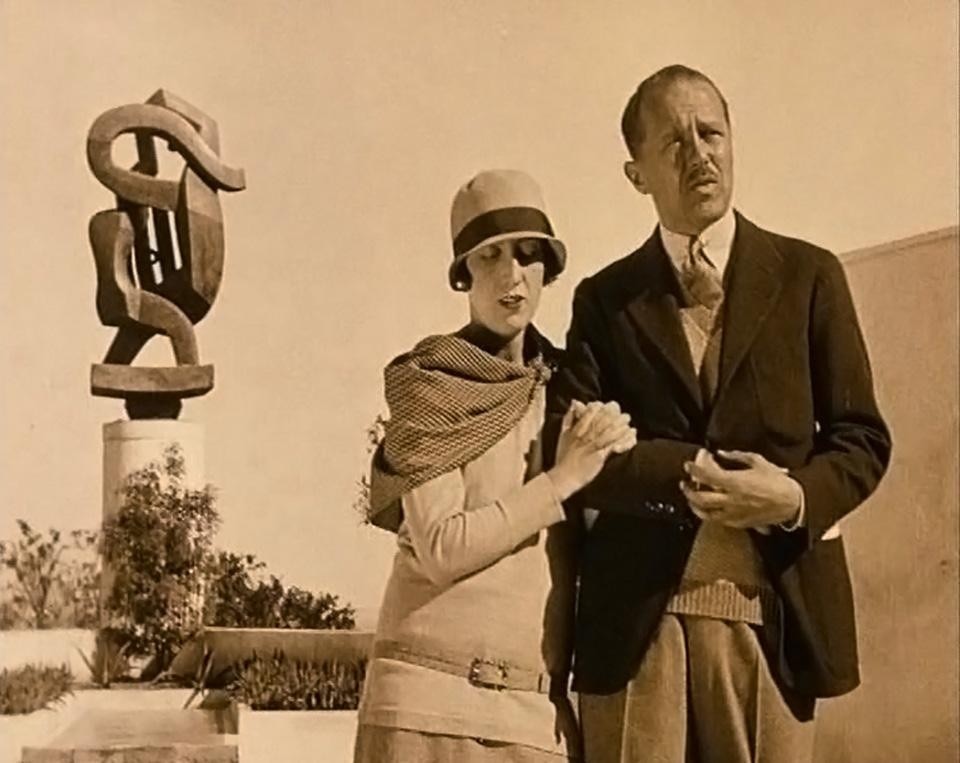 Charles e Marie-Laure de Noailles in a film still of the 1928 <em>Biceps et bijoux</em>, directed by Jacques Manuel Cnac