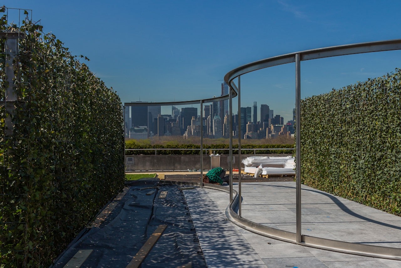 Dan Graham, <i>Hedge Two-Way Mirror Walkabout </i>, 2014, for <i>The Roof Garden Commission</i>: Dan Graham with Günther Vogt on The Metropolitan Museum of Art’s Iris and B. Gerald Cantor Roof Garden. Photo Hyla Skopitz, The Photograph Studio, Copyright The Metropolitan Museum of Art