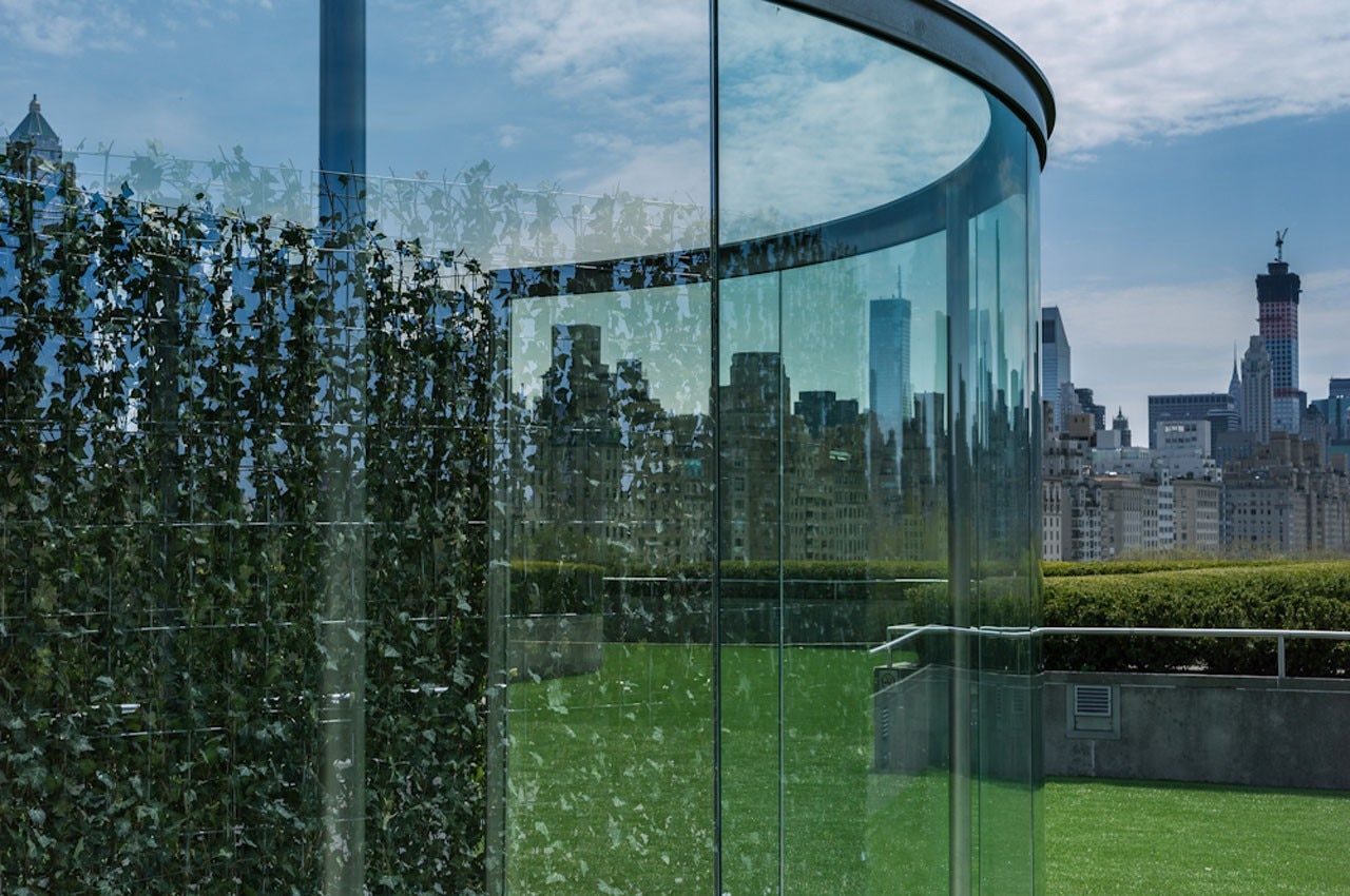 Dan Graham, <i>Hedge Two-Way Mirror Walkabout </i>, 2014, for <i>The Roof Garden Commission</i>: Dan Graham with Günther Vogt on The Metropolitan Museum of Art’s Iris and B. Gerald Cantor Roof Garden. Photo Hyla Skopitz, The Photograph Studio, Copyright The Metropolitan Museum of Art