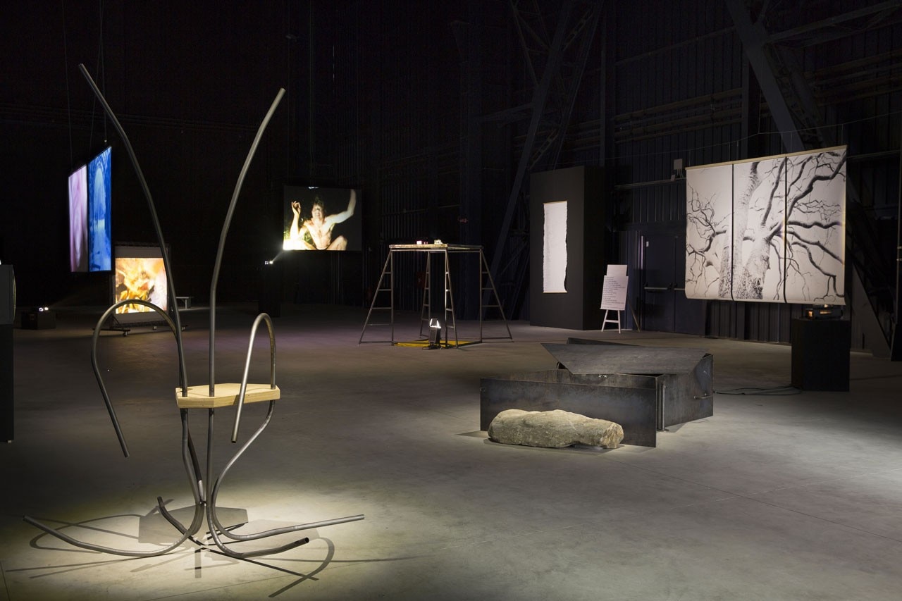 Joan Jonas, “Light Time Tales”, 2014. Installation views Fondazione HangarBicocca, Milan Photo Agostino Osio. Courtesy Fondazione HangarBicocca, Milan