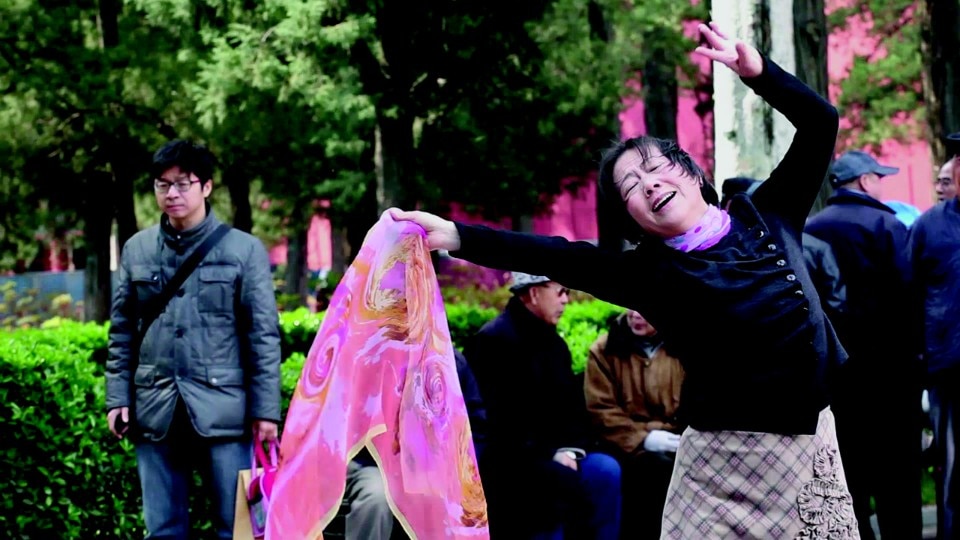 Hu Xiangqian, <i>The Woman in Front of the Camera</i>, 2015. Video, 2 minuti 53 secondi