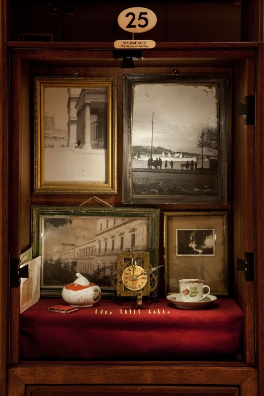 Vista della mostra “Amore, musei, ispirazione. Il Museo dell’innocenza di Orhan Pamuk a Milano”, Museo Bagatti Valsecchi, Milano