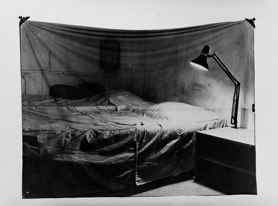 Balthasar Burkhard - Markus Raetz Das Bett (Il letto) 1969/70 Fotografia su tela emulsionata 200 x 260 cm Elizabeth und Jacques Mennel, Zurigo © Estate Balthasar Burkhard, 2018