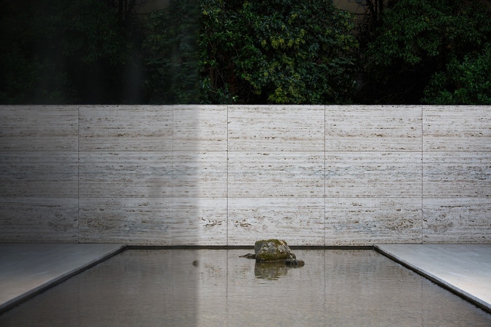 Spencer Finch, Fifteen Stones, installation view, Barcelona Pavilion by Ludwig Mies van der Rohe and Lily Reich, Barcelona, Catalonia, Spain, 2018. Photo Anna Mas