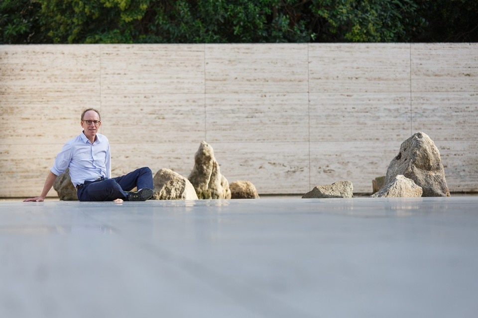Spencer Finch, Fifteen Stones, installation view, Barcelona Pavilion by Ludwig Mies van der Rohe and Lily Reich, Barcelona, Catalonia, Spain, 2018. Photo Anna Mas