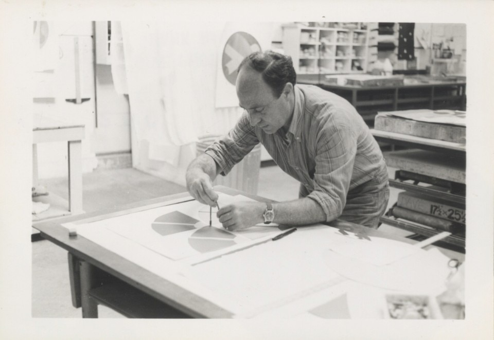 Arnaldo Pomodoro davanti a due Rotanti esposti all’esterno dello Staats theaters di Darmstadt, 1972. Foto: Ludwig Pit.