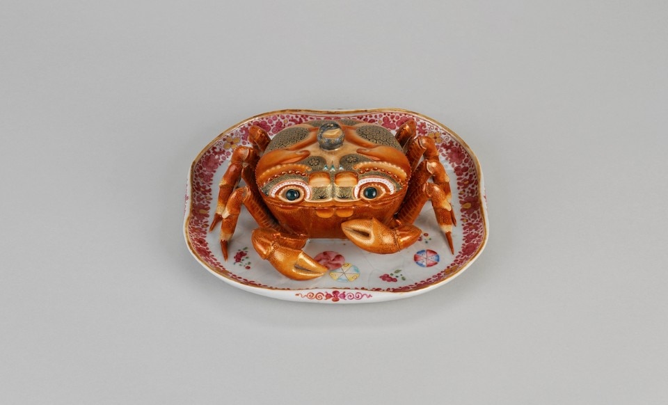 Crab tureen with cover and fixed stand