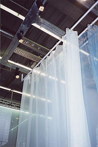 Kinnasand: The double-weave of linen and organza is still hung separately on the stand