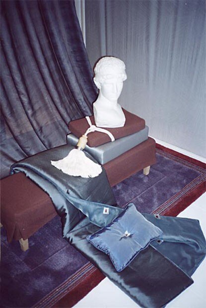 ”Live fresh” in satin, from mauve to burgundy, with cords and tassels