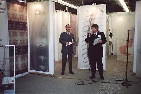 Mr Potz shows the students’ designs and demonstrates the advantages of the digital printing process