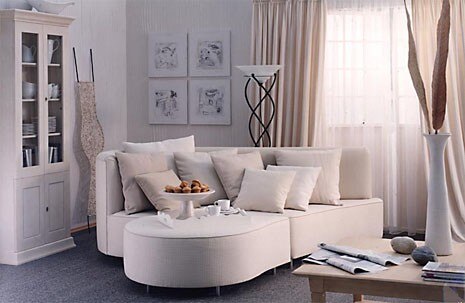 Epple uses light shades with individual accessory accents. Photo by Uwe Dahlmann