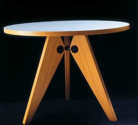 The four-legged metal table and the three-legged wooden table are variants of the same manufacturing principle developed by Prouvé using different construction materials and processes. The original models for the series first appeared in 1941/42 in various projects for l’Établissements Solvay