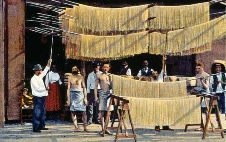 Spaghetti production in Naples in the early twentieth century (postcard, photograph by Carlo Crocco Egineta, 1902). Barilla Historic Archives, Parma
