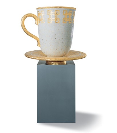 The cup designed for Collezione Bisazza is two metres high and is realized in gold mosaic 